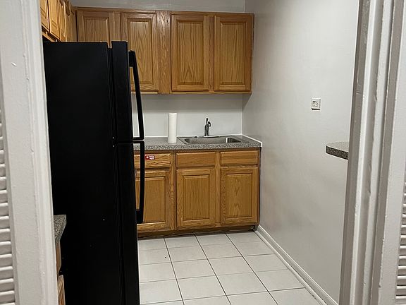 2nd image of 1580 E 18th St APT Lc