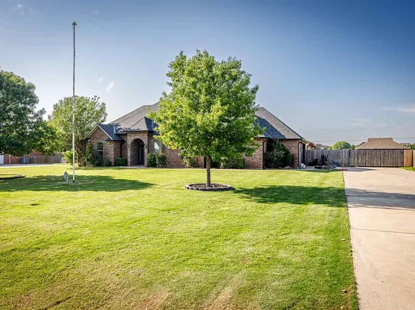 322 NE Uvon Ln, Elgin, OK 73538
