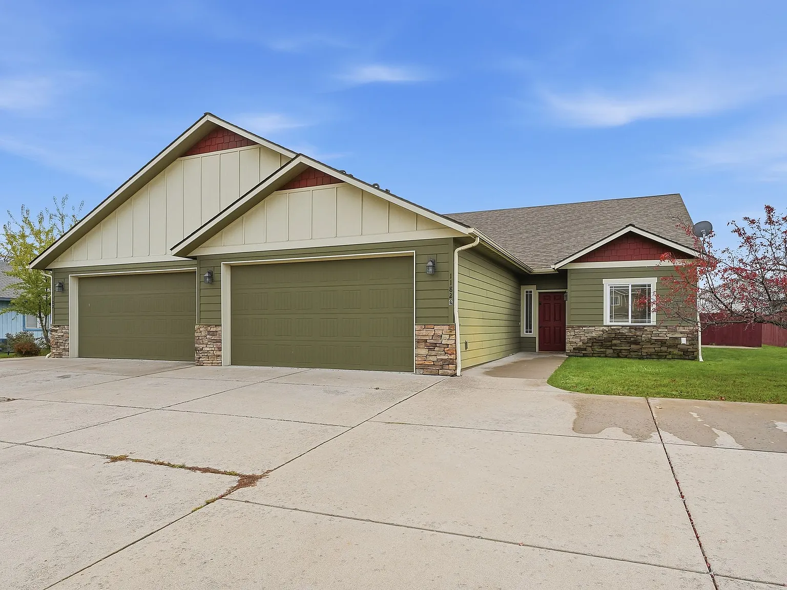 5 bed, 3489 sqft, $850 — Photo 1