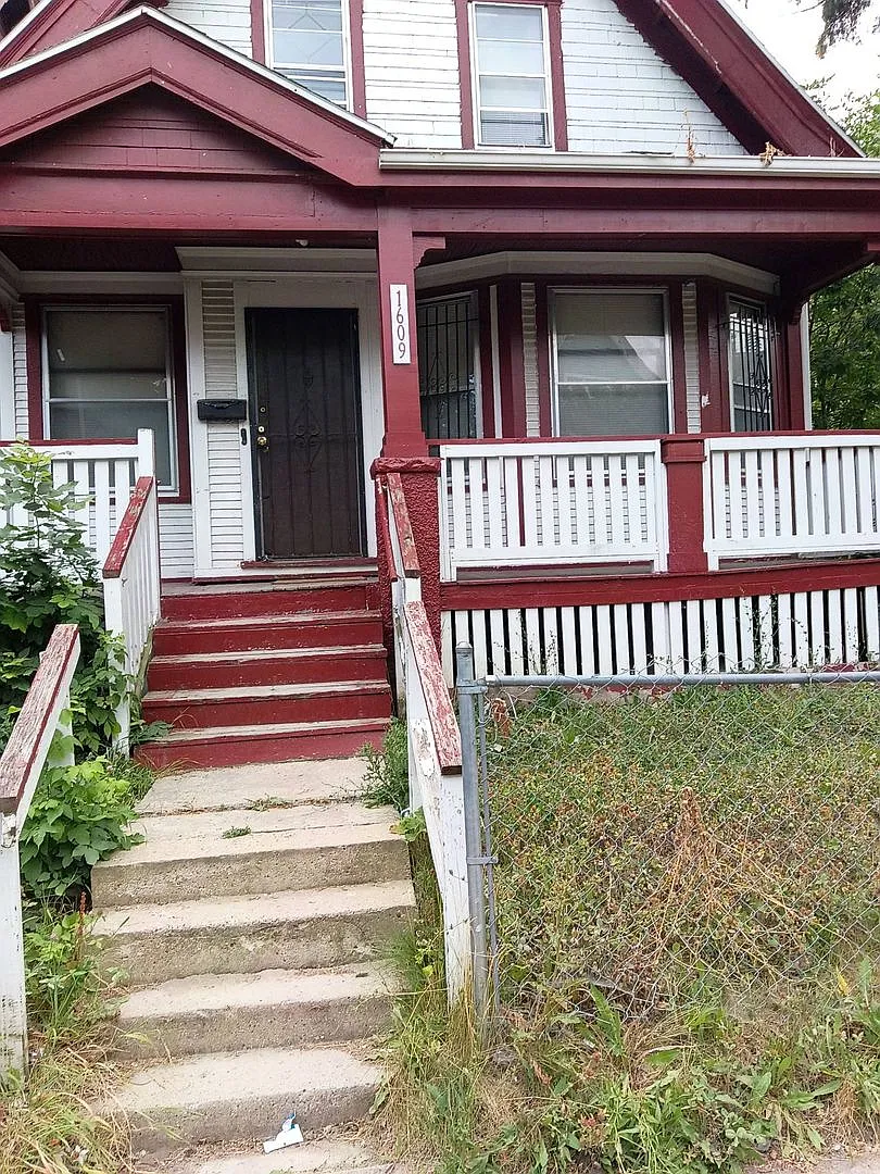 1609 W Meinecke Ave, Milwaukee, WI 53206 Single family home has 4 bedrooms! — Photo 1