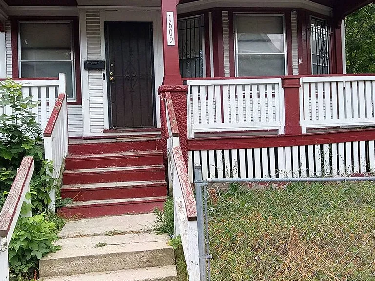 1609 W Meinecke Ave — Photo 1