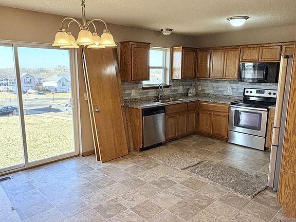 4th image of 2213 Larkspur St