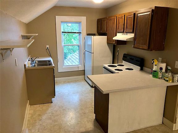 2nd image of 1018 W Broadway St #2