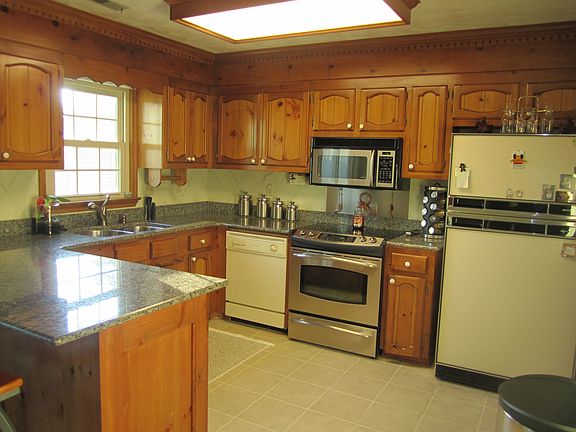 Gourmt Kitchen w/ Granite Countertops & Tile floor