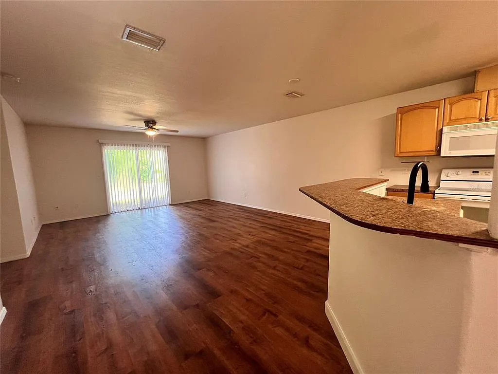3 bed, 2.0 bath, 1219 sqft, $1,600 — Photo 3