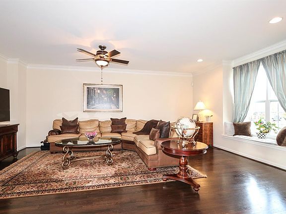 4th image of 9094 Beacon St