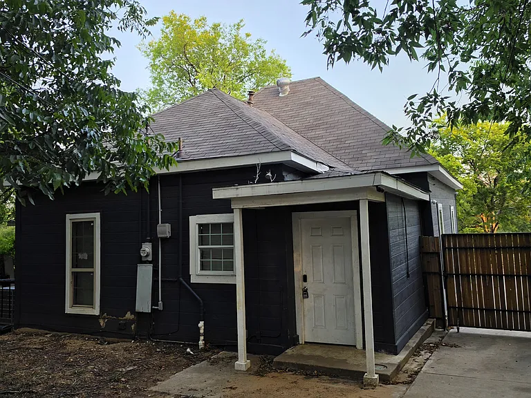 1009 E Oleander St — Photo 4