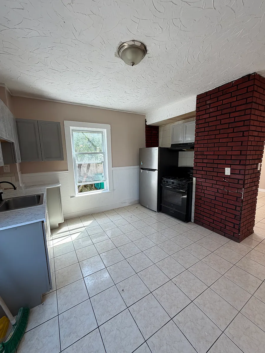 Kitchen - 31-33 Chestnut St #1