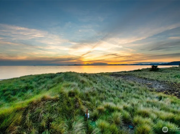 4689 Surfcrest Drive, Oak Harbor, WA 98277