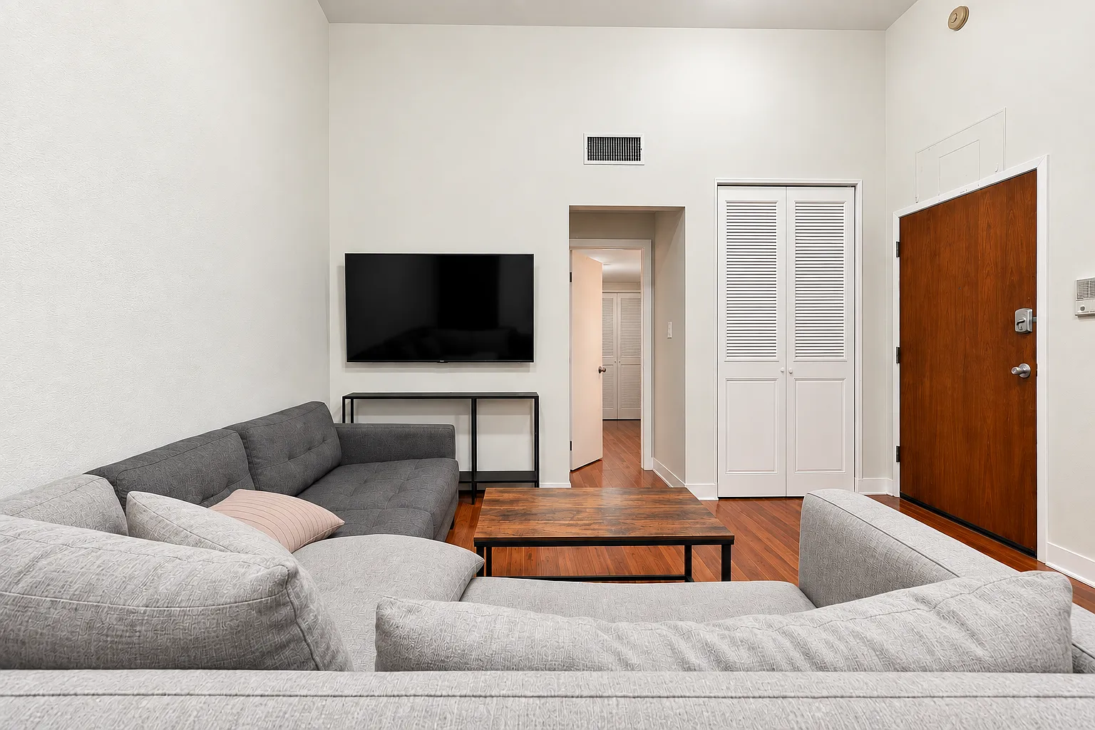 1 bed, 800 sqft, $1,700 — Photo 3