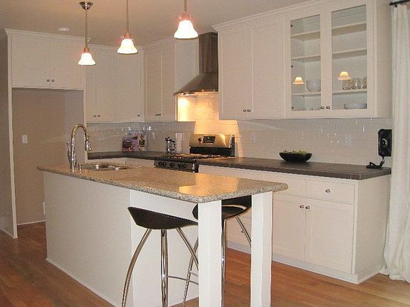 Beautiful 7 foot slab granite island & porcelain counter tops