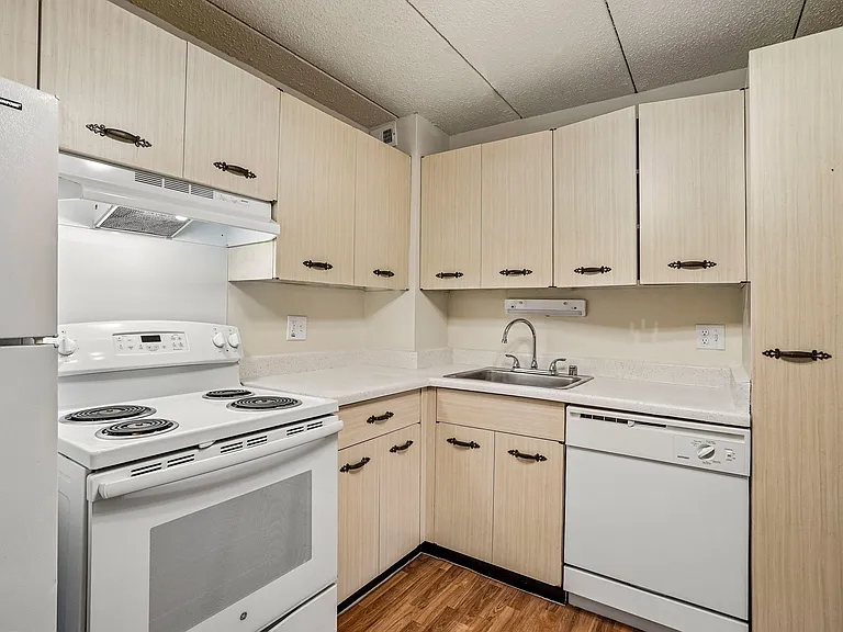 Lincoln Tower Apartments — Photo 16