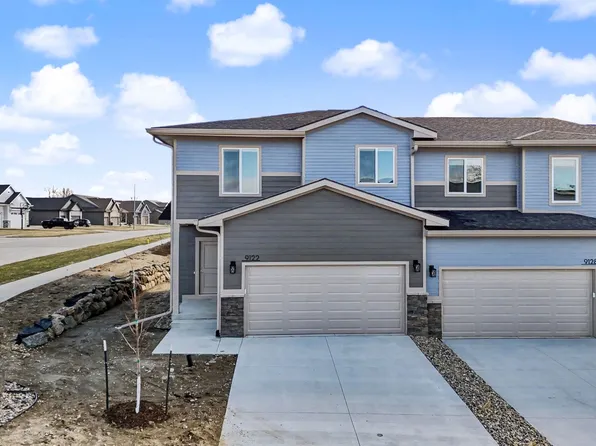 9122 Calvin Dr, West Des Moines, IA 50266