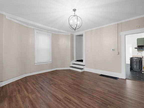3rd image of 1285 E Mound St
