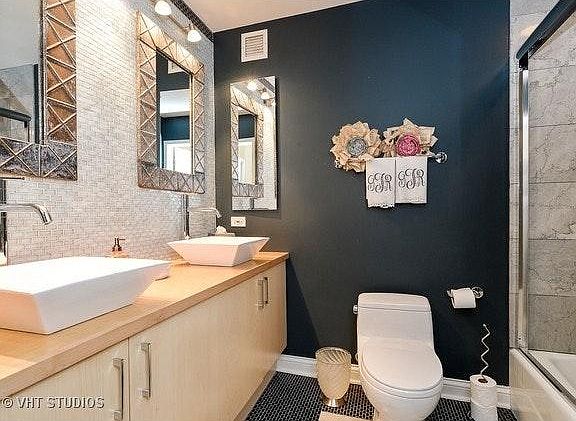 3rd image of 600 N Kingsbury St #P-b01