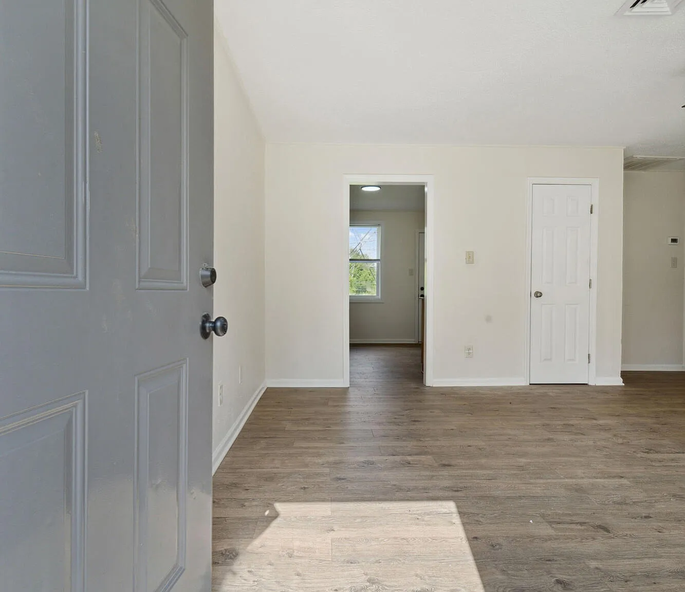 2 bed, 1.0 bath, 725 sqft, $1,095 — Photo 2