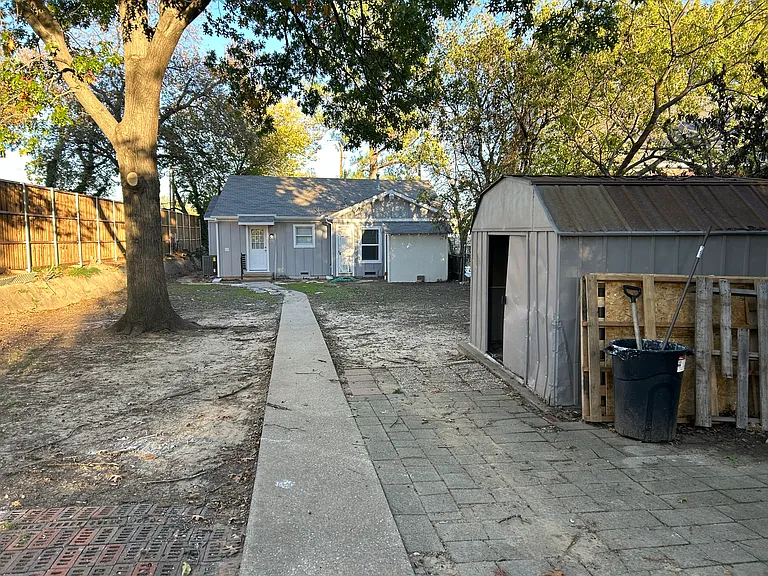 1320 N Travis St — Photo 23