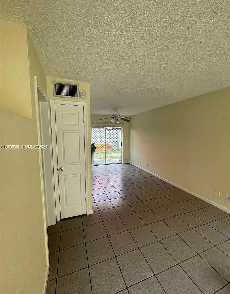 Royal Oaks Townhouse 10 C — Photo 1