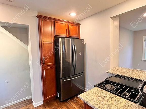 3rd image of 825 N Kenwood Ave