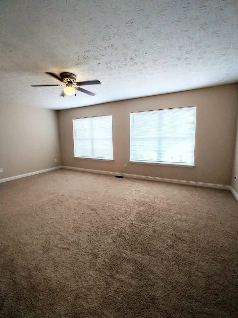 3 bed, 2.5 bath, 1576 sqft, $1,400 — Photo 4