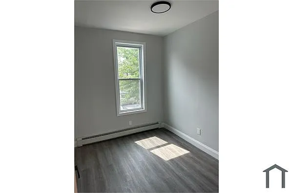Building Photo - 1715 Tenbroeck Ave #2