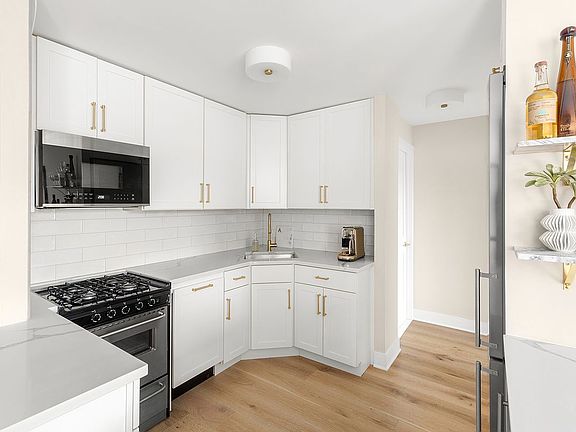 3rd image of 353 E 72nd St APT 17B