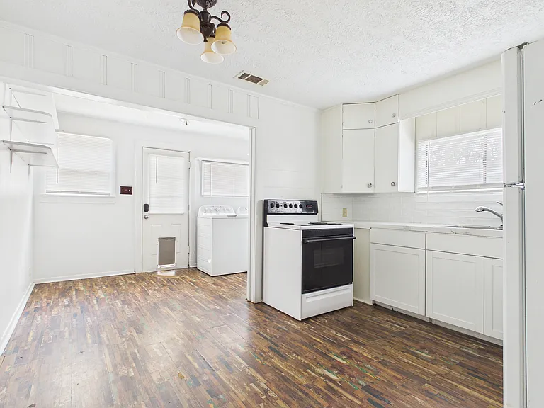 138 Watson St — Photo 11