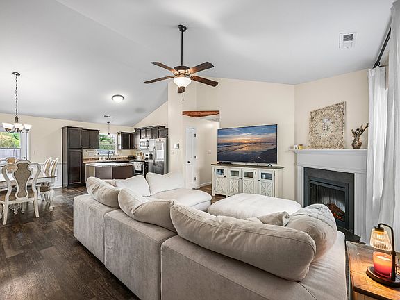 4th image of 215 Timber Jack Ct