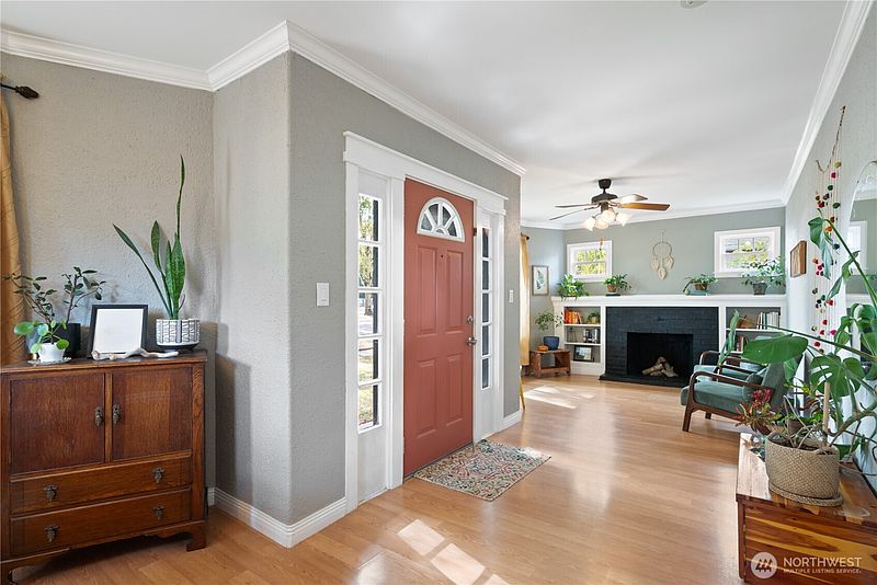 3rd image of 2828 Washington Way