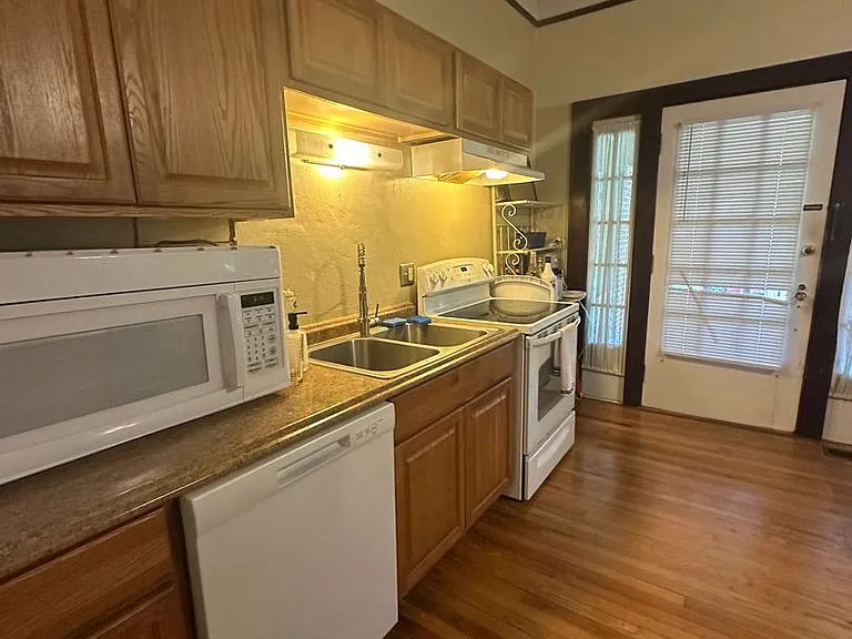 Beautiful downtown quad. 1 and 2 bed units available now. Pets allowed. — Photo 15