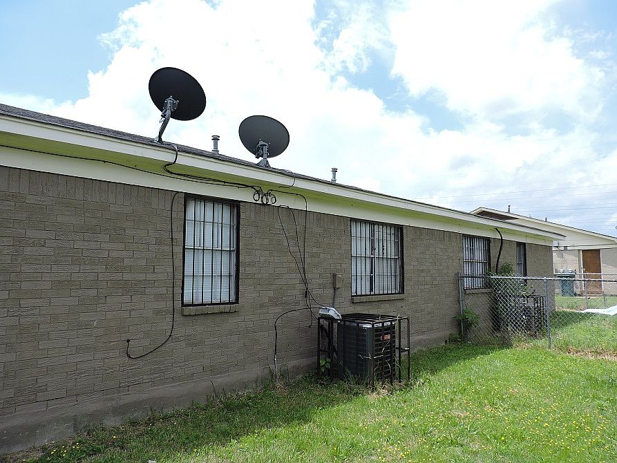 2nd image of 4498 Wooddale Ave