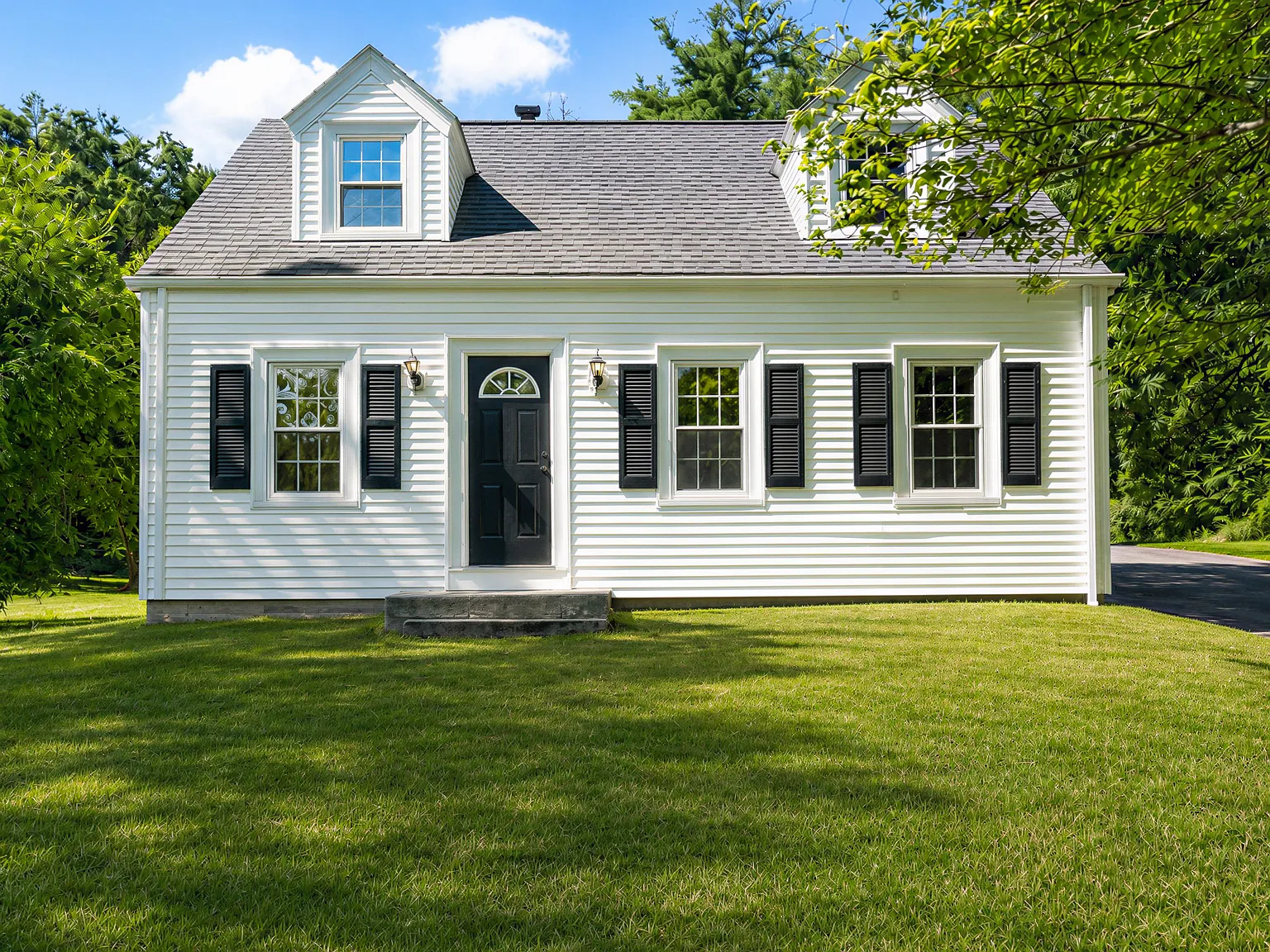 3 bed, 1.5 bath, 1350 sqft, $3,000 — Photo 1