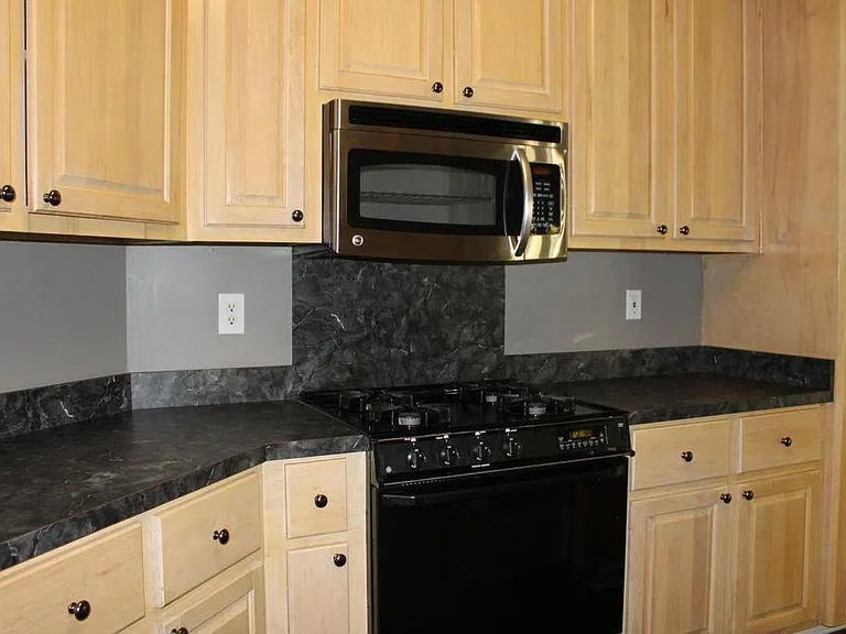 325 Pinewood Ln — Photo 10
