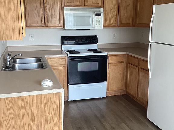 3rd image of 570 Sunny Ln