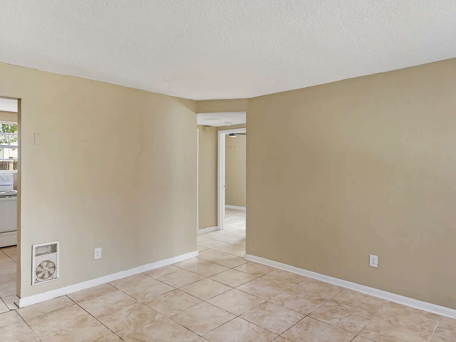 2 bed, 676 sqft, $995 — Photo 1