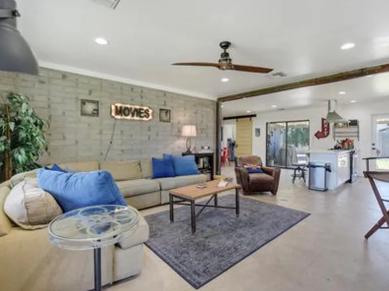 1031 W 12th Pl — Photo 3