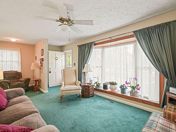 5th image of 104 Hawkins St