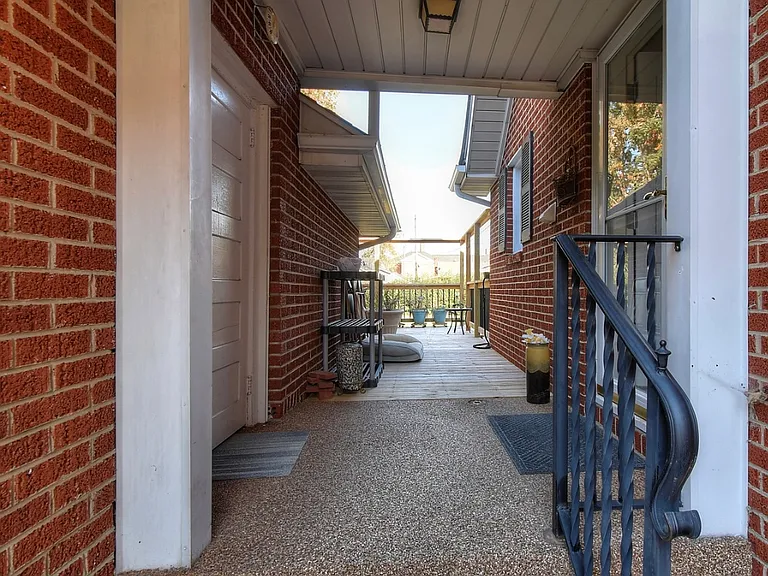 229 W F St — Photo 2