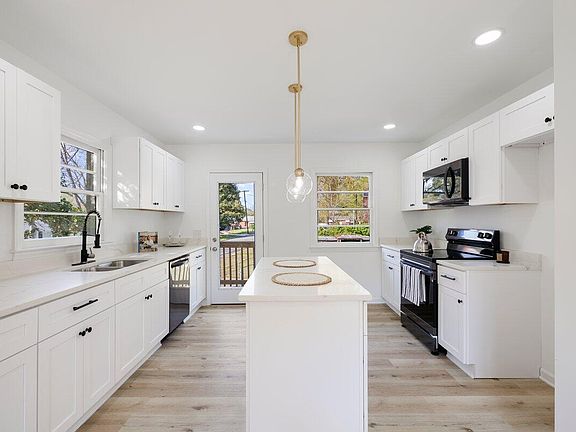 5th image of 302 Highland Ave