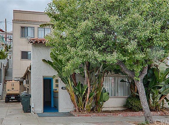 Front Entry to Commercial from Sumner Avenue.