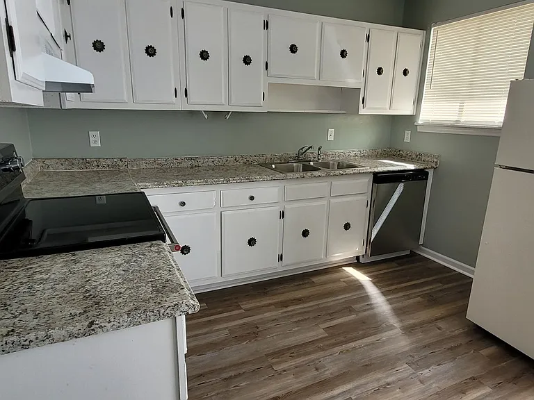 1037 Carriage Dr #C — Photo 2
