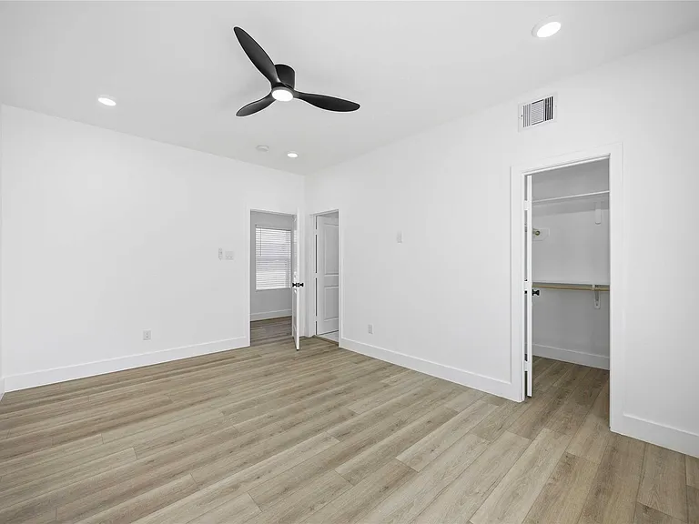 801 E 32nd 1/2 St #A — Photo 29