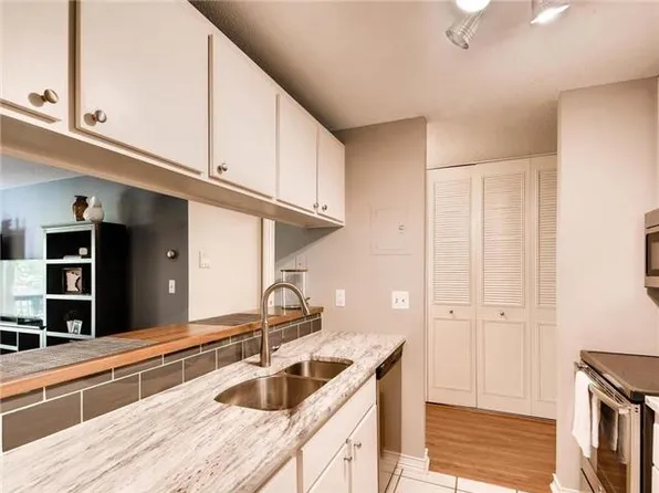 2800 Hamline Ave N APT 211, Roseville, MN 55113