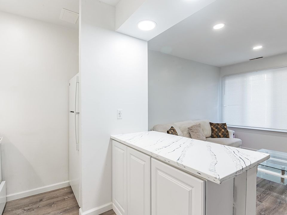 2nd image of 727 Black Horse Pike APT 304