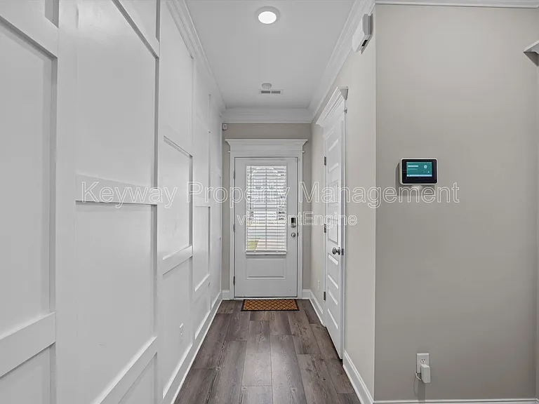 1043 Linsmore Ave — Photo 3