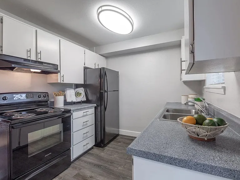 Somerset West Apartments — Photo 28