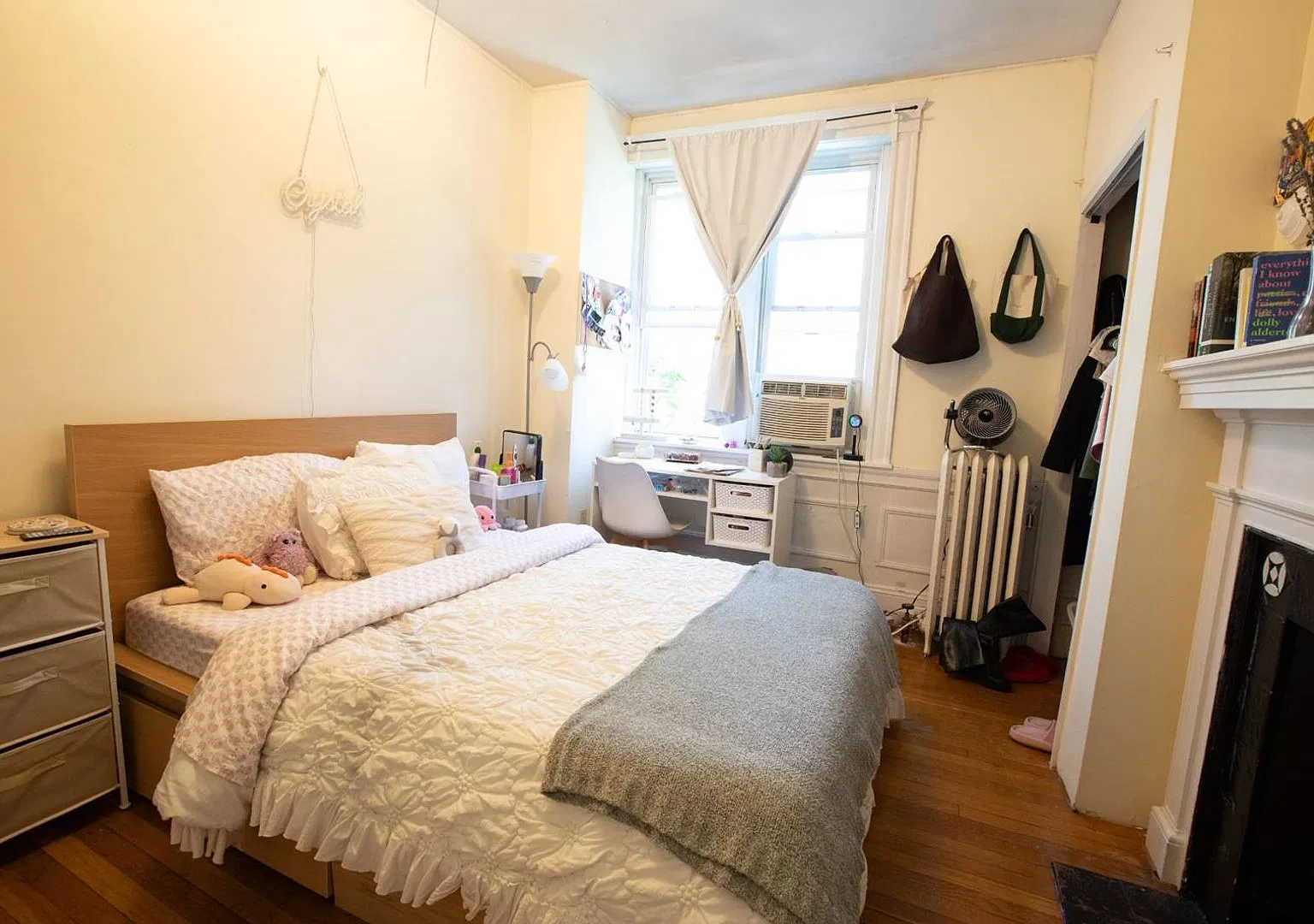 4 Bed, 1 Bath - Two Month's Free - Steps From Boston University (Bu) And Coolidge Corner — Photo 4