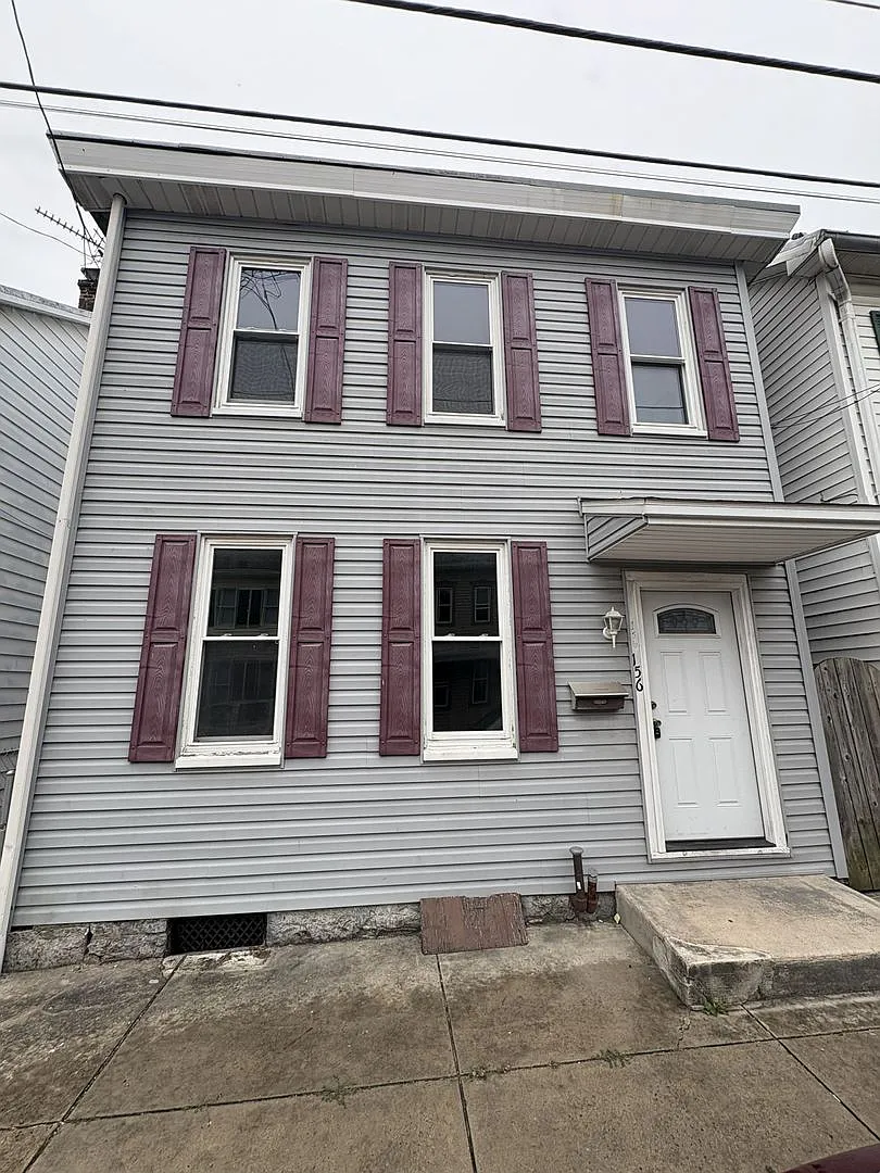156 E Penn St photo 1