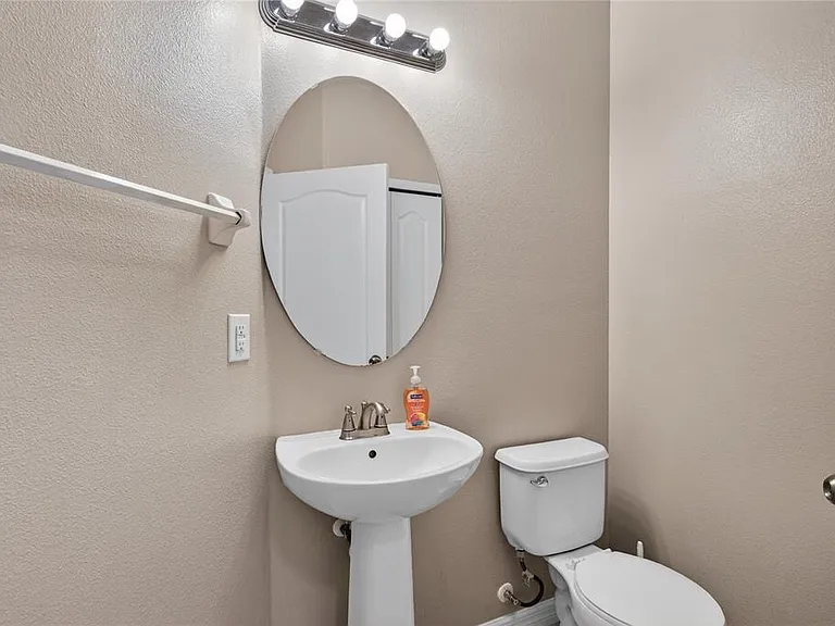 1519 Priory Cir — Photo 17