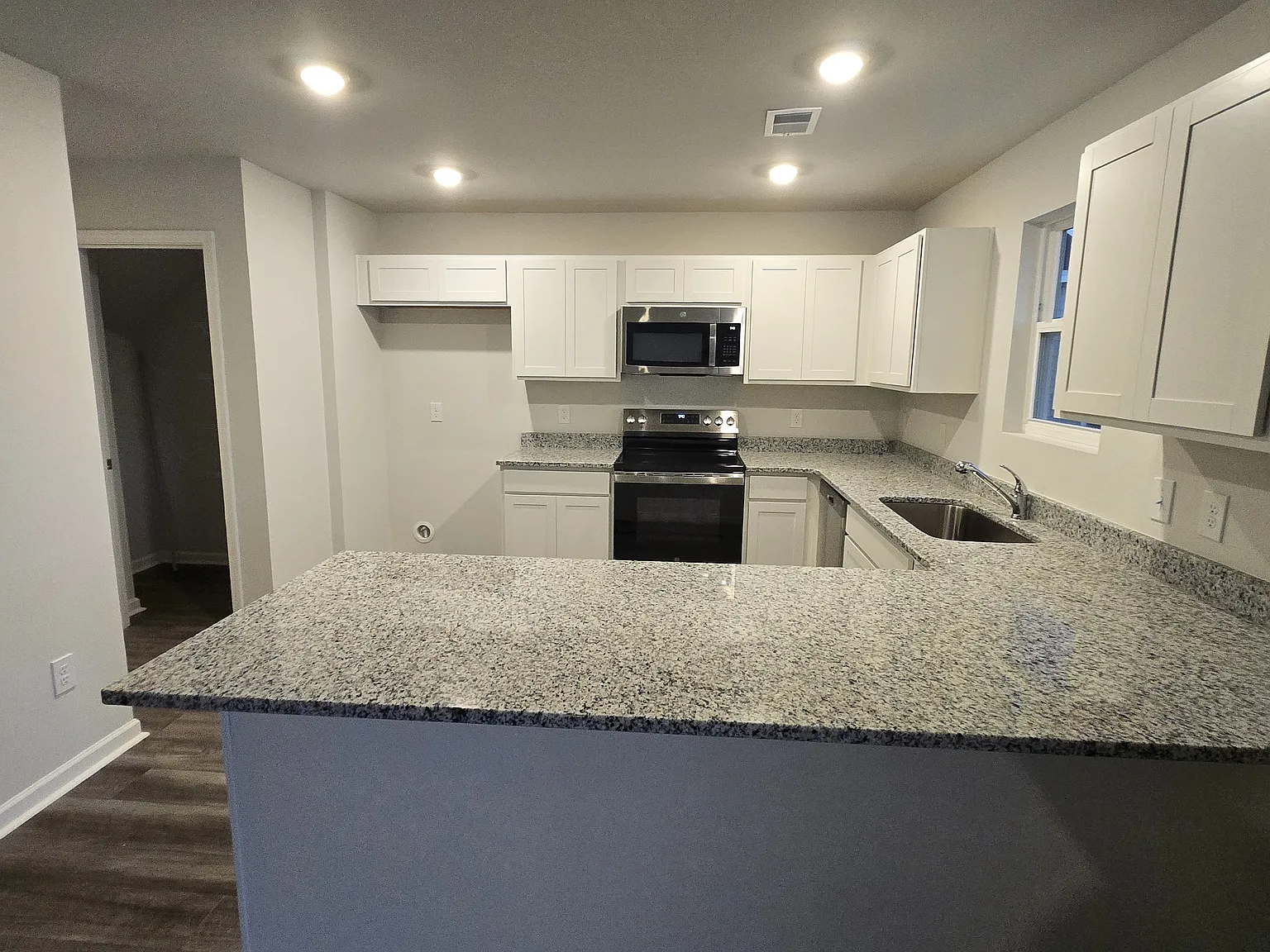 Brand new home for rent centrally located — Photo 4